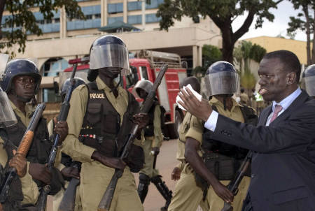 Kizza besigye talks to riot police at a demonstration in Kampala 17 April 2007. James Akena Reuters.jpg